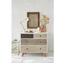 Comodă cu sertare cu decor de lemn, lampă și decorațiuni deasupra