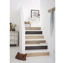 Scară cu trepte din lemn și decorațiuni într-un hol luminos.