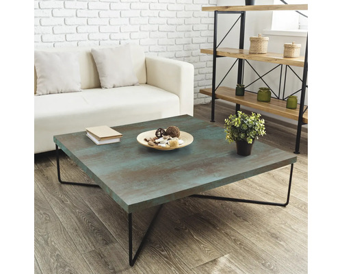 Living cu canapea, raft și măsuță de cafea pătrată