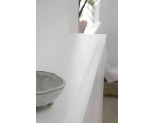 Prim-plan cu o comodă albă cu un vas decorativ