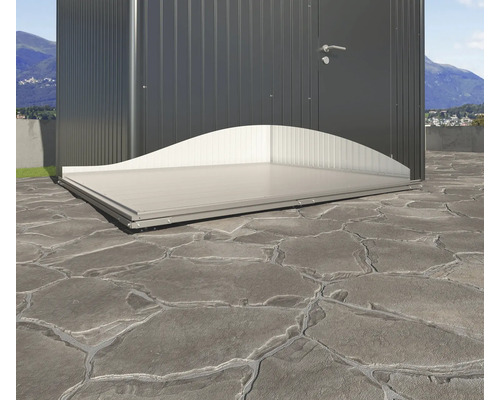 Cabină metalică de grădină cu placă de podea pe terasă de piatră