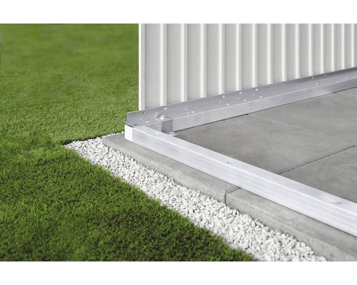 Vedere detaliată a unui cadru de fundație pe plăci de piatră cu pietriș și gazon