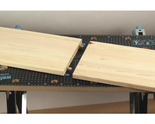 Placă de lemn cu dibluri pentru îmbinare pe un banc de lucru