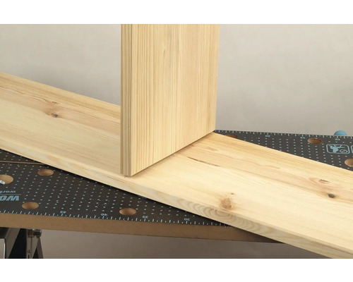 Două scânduri de lemn pe un banc de lucru