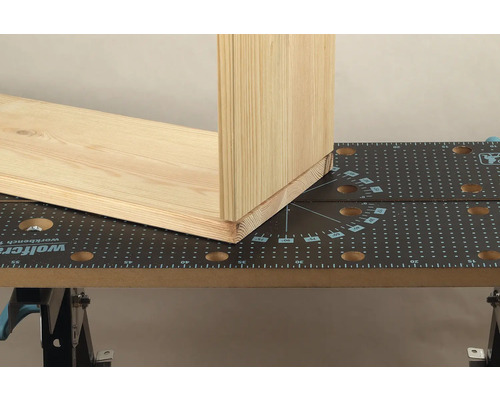 Banc de lucru cu piesa de prelucrat din lemn pentru prelucrare