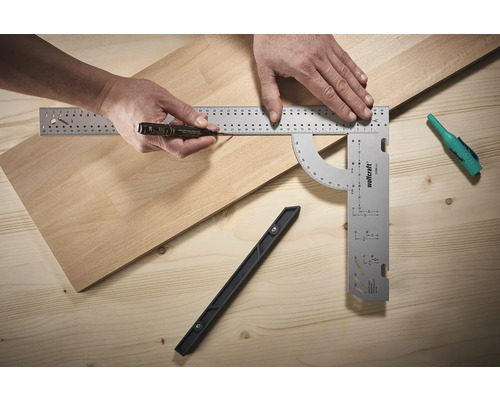 O persoană marchează o scândură de lemn cu un marker și un unghi.