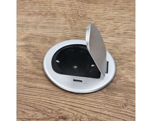 Priză rotundă încorporată în podea cu capac deschis pe podea de lemn