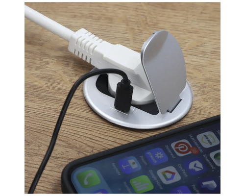 Priza de masă cu port USB și cablu de alimentare pe o masă