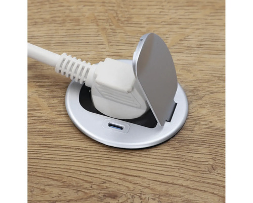 Priză incastrabilă cu capac deschis și ștecher conectat.