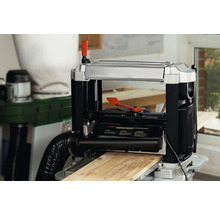 Rindea cu o scândură de lemn