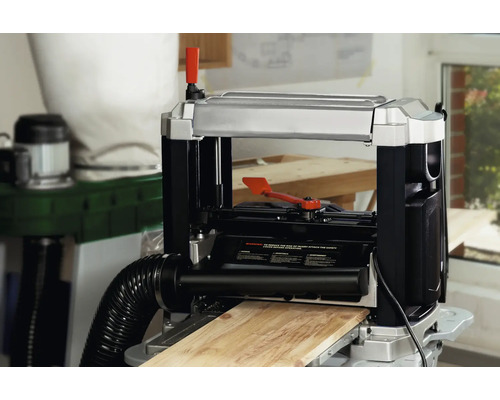 Rindea cu o scândură de lemn