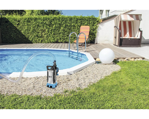 Pompă submersibilă la piscină cu mobilier de grădină în fundal