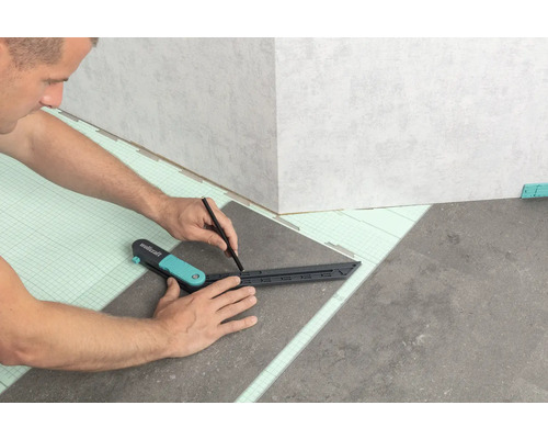 Artizan marchează o faianță cu un creion și un unghi