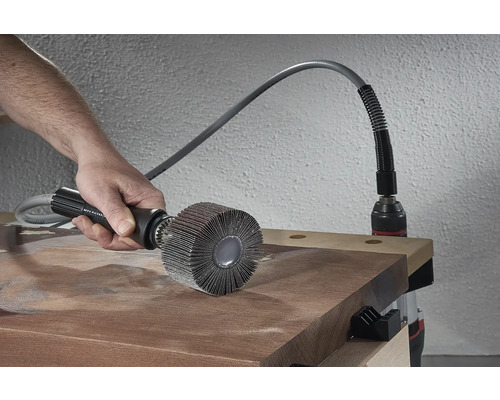 Unealtă de șlefuit flexibilă utilizată pentru prelucrarea unei piese de lucru din lemn