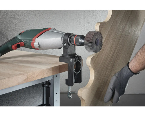 Unealtă electrică cu perie de șlefuit și suport de masă la prelucrarea unei bucăți de lemn