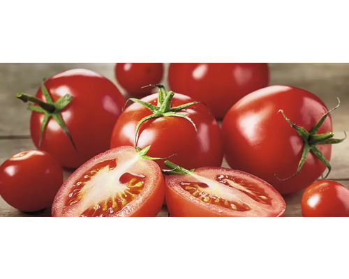 Mai multe roșii roșii, una tăiată în jumătate