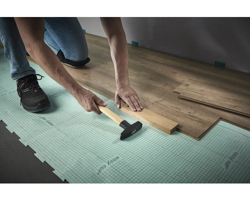 Montarea parchetului laminat cu ciocanul și blocul de impact pe stratul de izolație