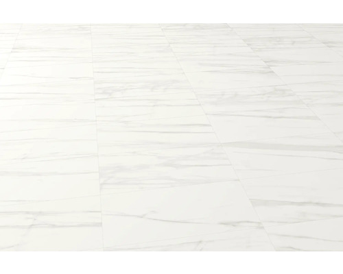 Podea de vinil alb cu aspect de marmură.