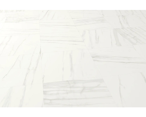 Montaj de plăci de podea cu aspect de marmură.