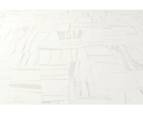 Podea acoperită cu plăci ceramice cu aspect de marmură.