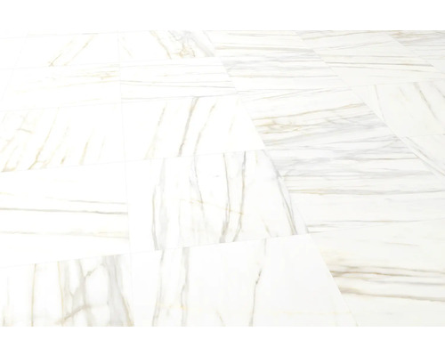 Podea montată din plăci de marmură.