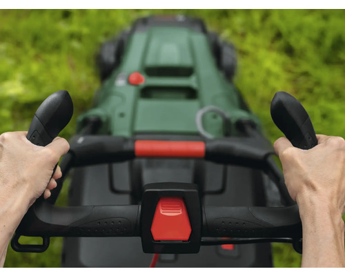 Operarea unei mașini de tuns iarba cu elemente de control