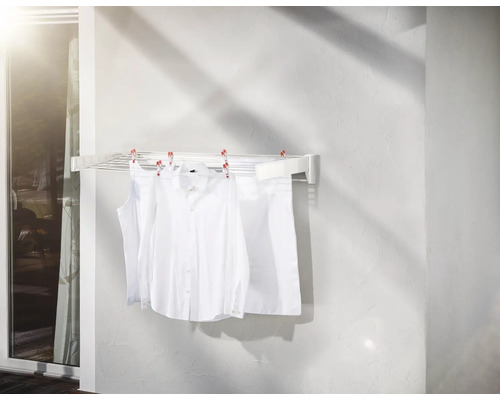 Uscător de rufe de perete cu haine albe