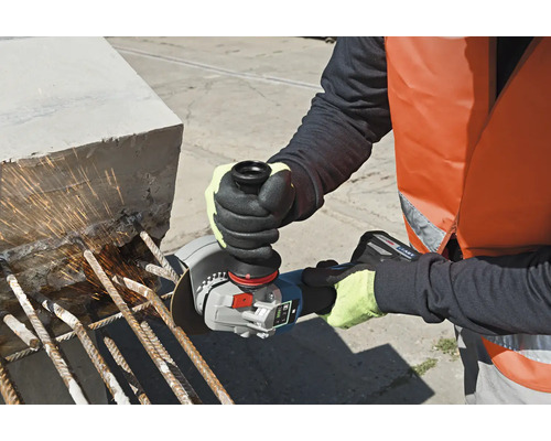 O persoană folosește un polizor unghiular pentru a tăia metal, rezultând scântei.