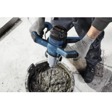 Mixer de mortar amestecând mortar într-o găleată