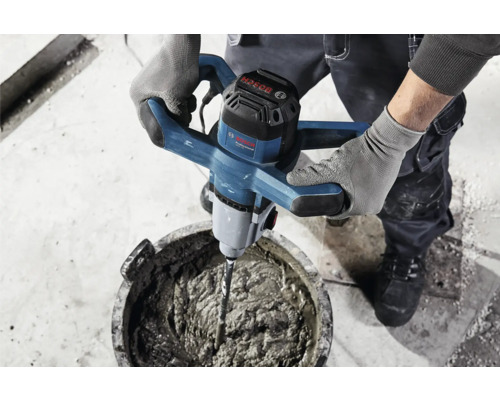 Mixer de mortar amestecând mortar într-o găleată