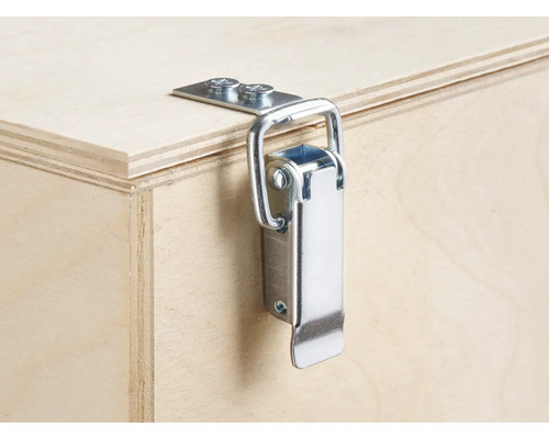 Prim-plan cu ladă din lemn cu închidere metalică