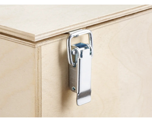 Detaliu ladă din lemn cu închidere metalică