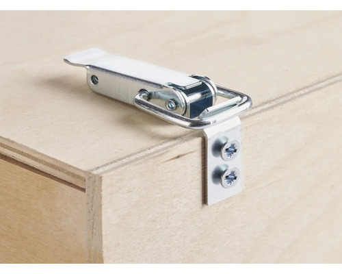 Cataramă metalică montată pe o cutie de lemn