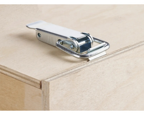 Închizătoare metalică cu came pe ladă din lemn