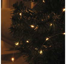 Prim-plan cu un șir de lumini pe un brad de Crăciun