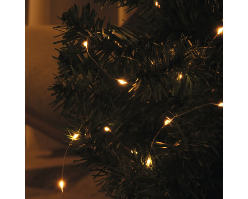 Prim-plan cu un șir de lumini pe un brad de Crăciun