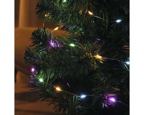 Ghirlandă luminoasă cu lumini multicolore pe un brad de Crăciun