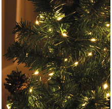 Brad de Crăciun decorat cu luminițe și conuri de brad