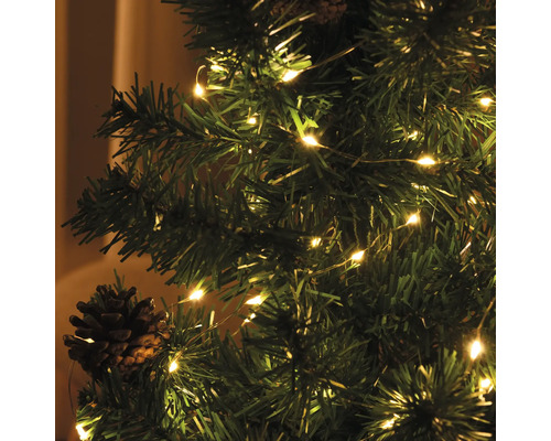 Brad de Crăciun decorat cu luminițe și conuri de brad