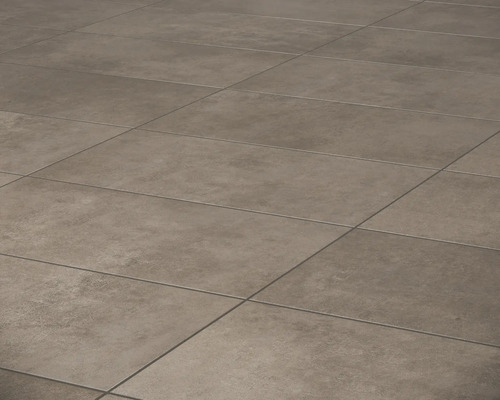 Vedere la nivelul podelei cu plăci ceramice cu suprafață mată și formă dreptunghiulară