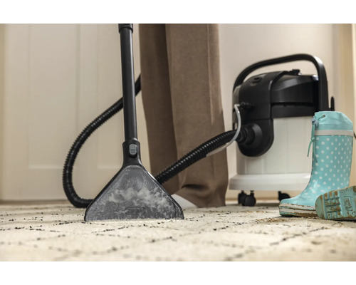 Aparat de curățat covoare în uz pe un covor