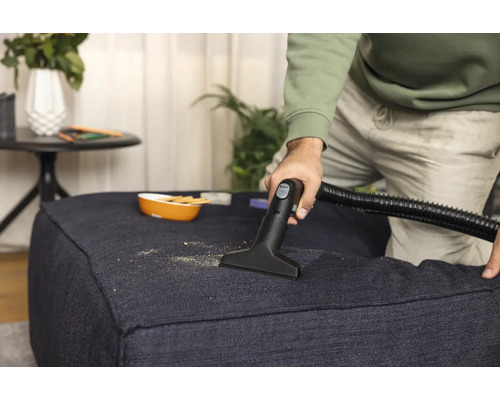 Curățarea unui taburet tapițat cu un accesoriu de aspirator