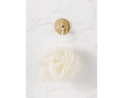 Scenă de baie cu cârlig de perete și burete de baie