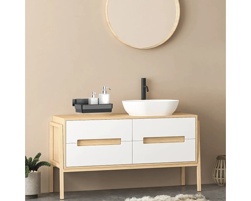 Baie cu lavoar, oglindă și spațiu de depozitare pentru articole de baie