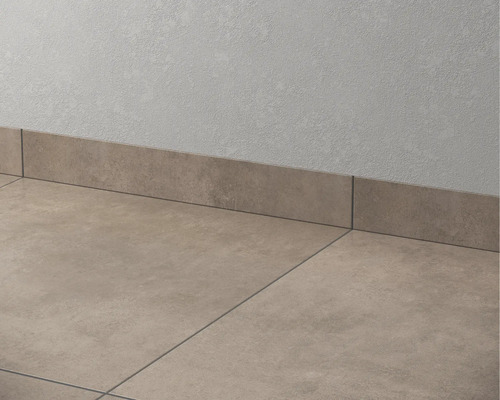 Gresie și plinte ceramice pe un perete