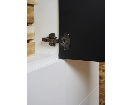 Balama atașată la o ușă neagră