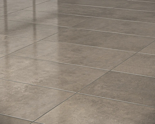 Vedere a podelei cu plăci ceramice dreptunghiulare