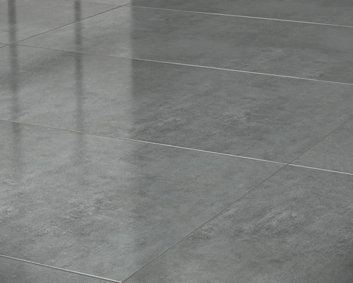 Podea cu gresie cu decor de piatră gri.