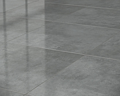 Gresie de podea gri, montată în model pătrat