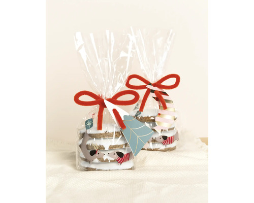 Două pungi cu biscuiți de Crăciun, decorate cu motive de teckel și fundă roșie